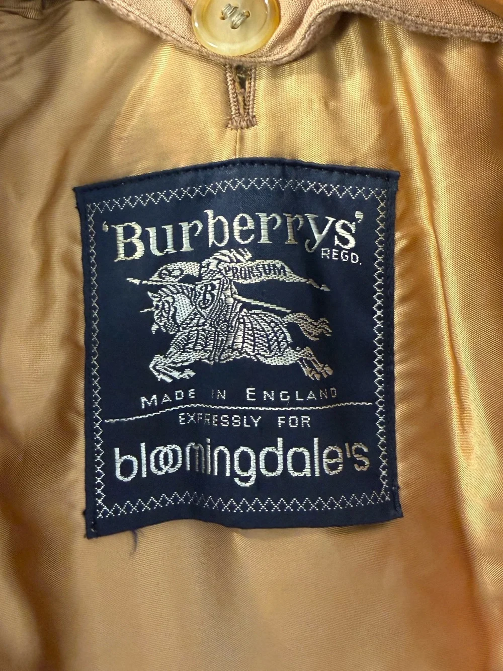Classic Tan Double-Breasted Burberrys Trench Coat With Detachable Wool Lining - Picture 4 of 16